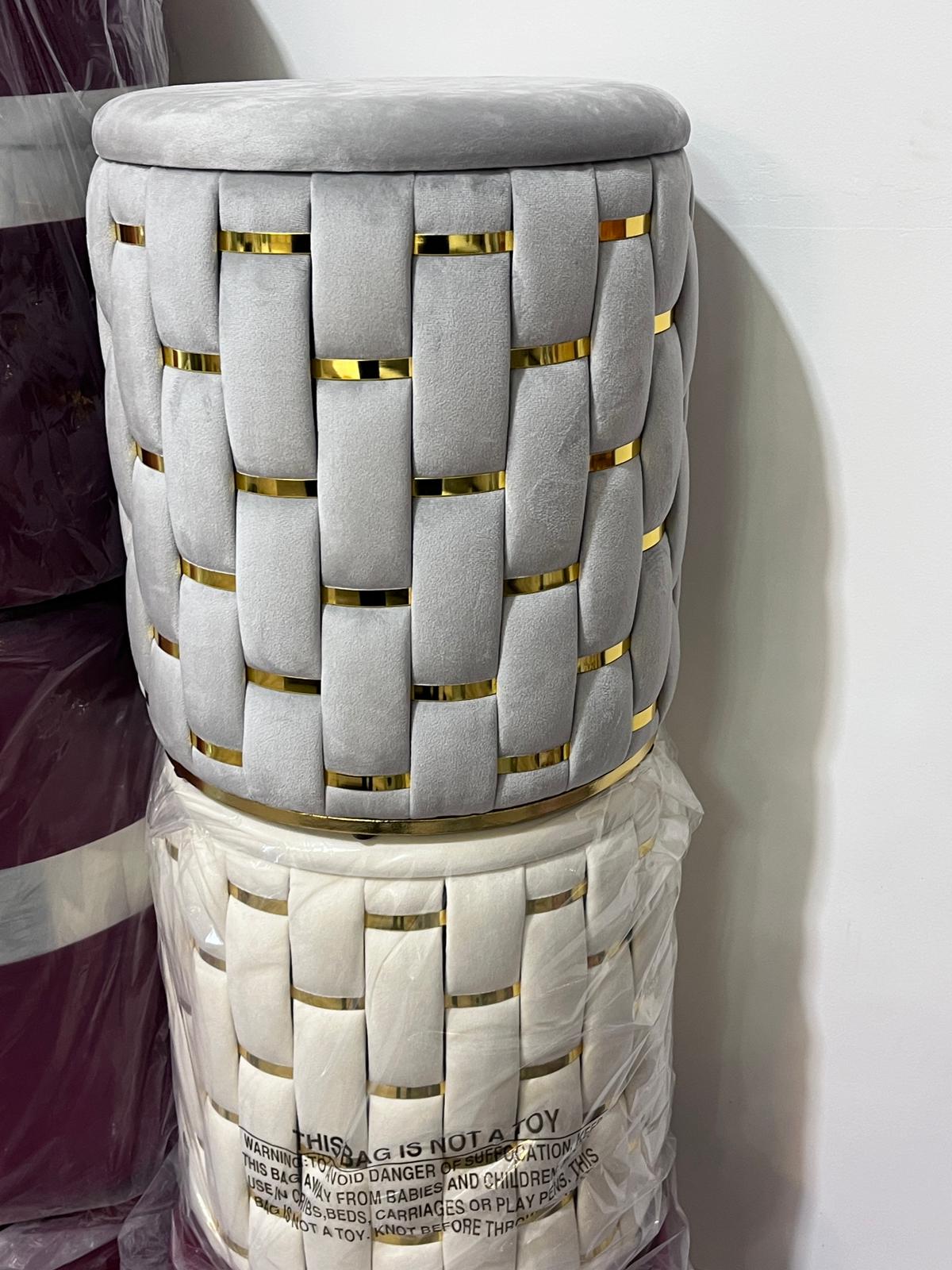 Pouf rond en velours tressé avec détails dorés