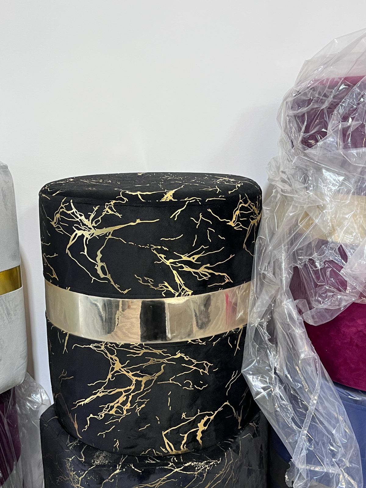 Pouf rond design en velours noir marbré et doré