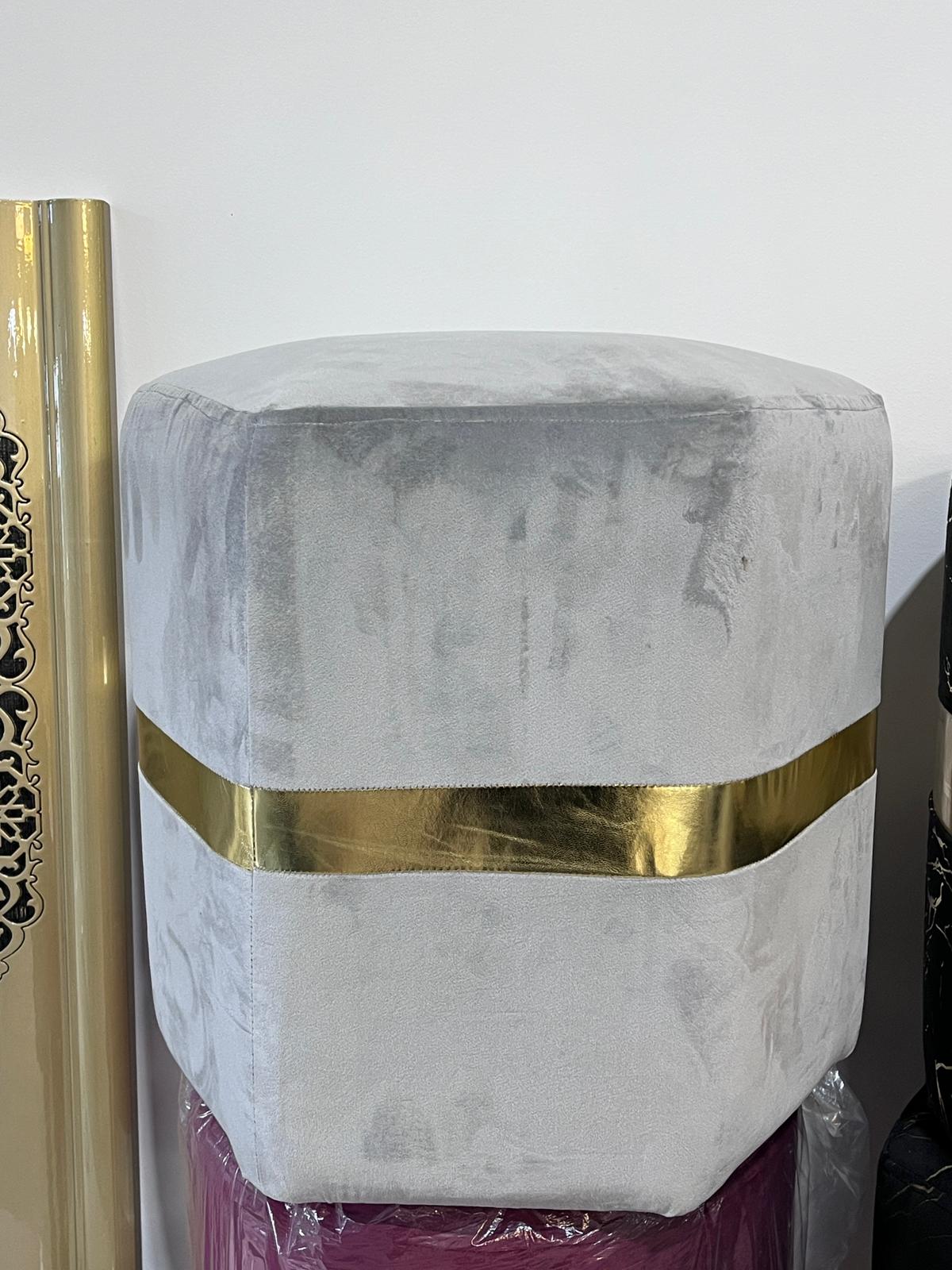 Pouf en velours gris avec bande dorée