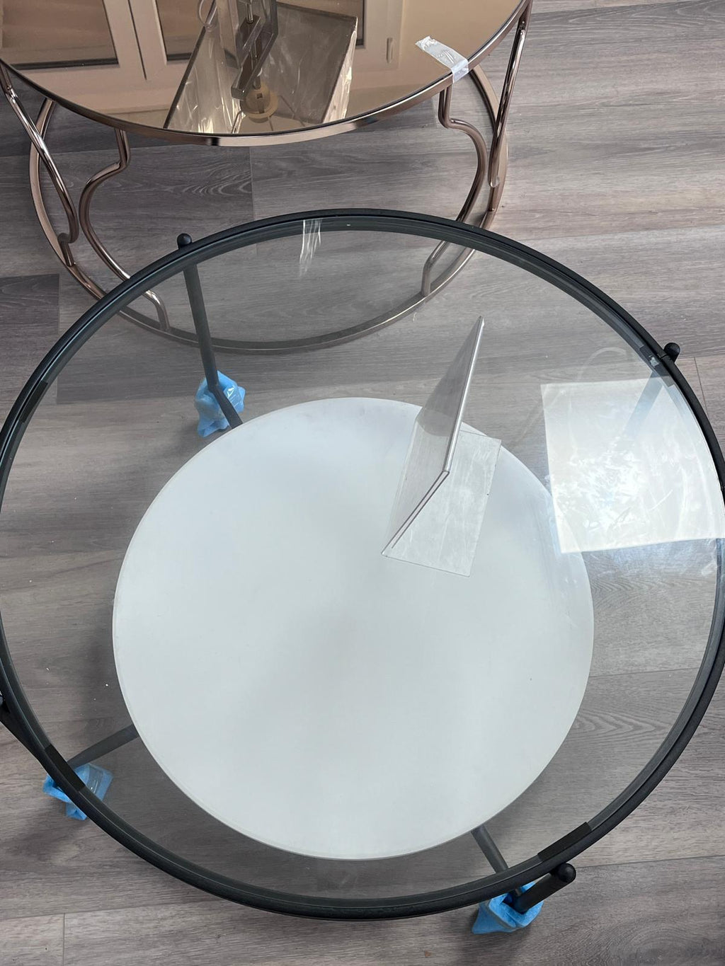 Table basse ronde en verre et métal noir avec étagère blanche