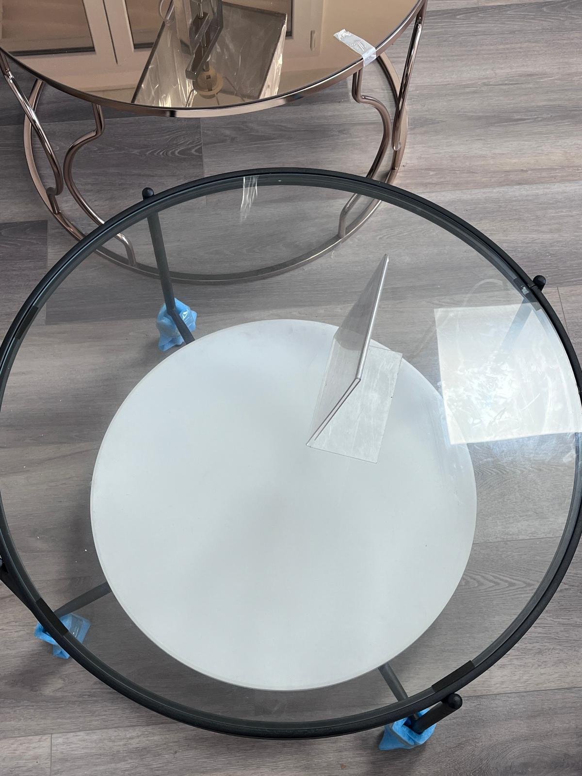 Table basse ronde en verre et métal noir avec étagère blanche