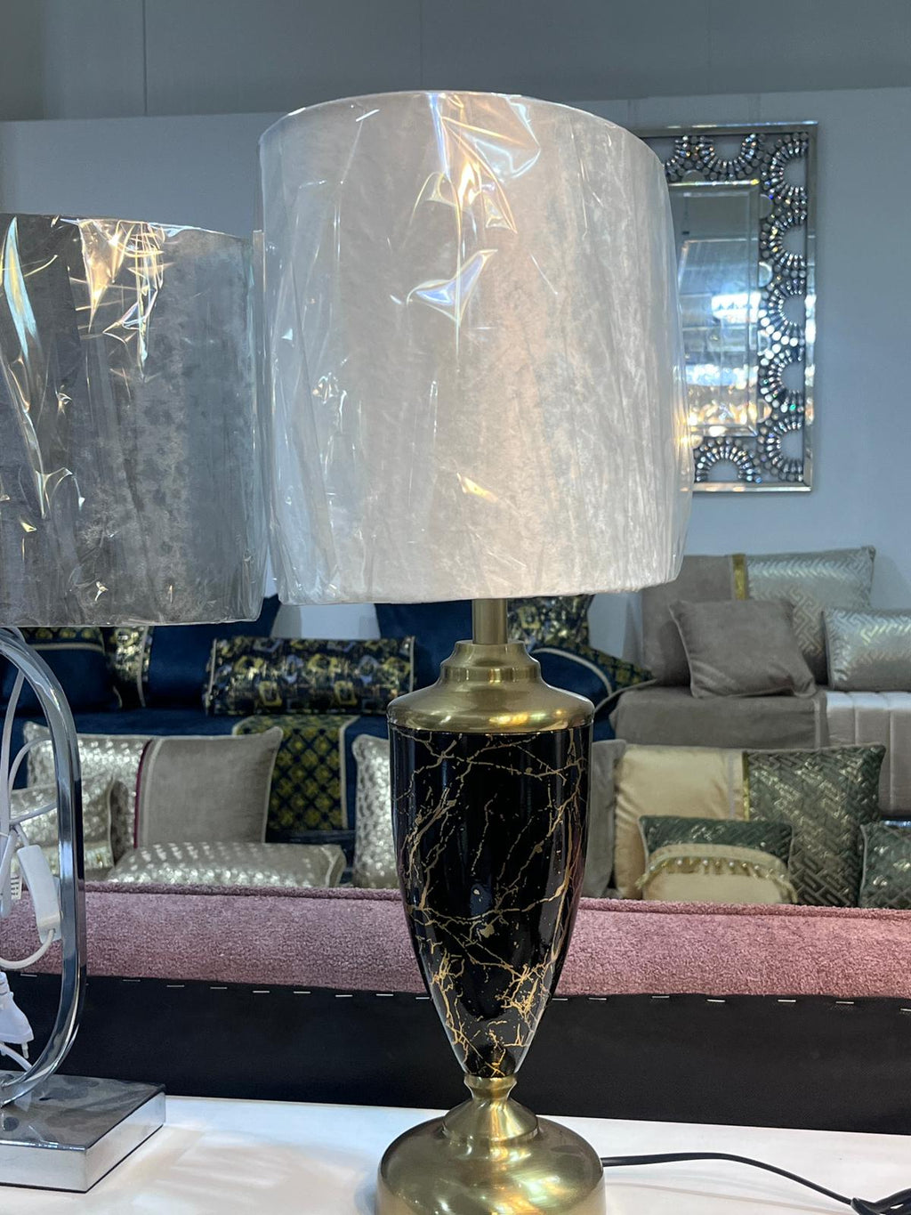 Lampe de table en marbre blanc et laiton doré