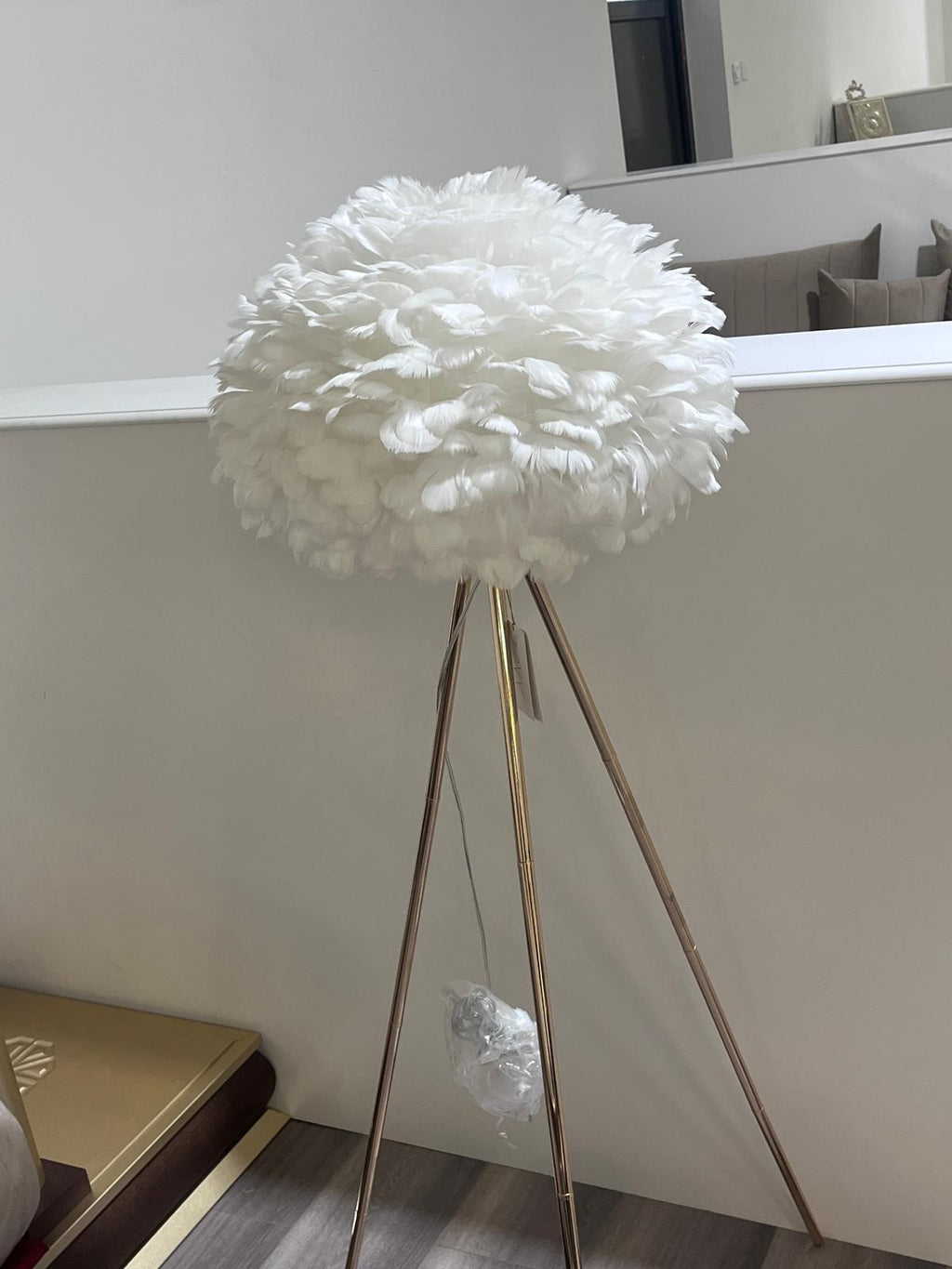 Lampe design à plumes blanches et pied doré