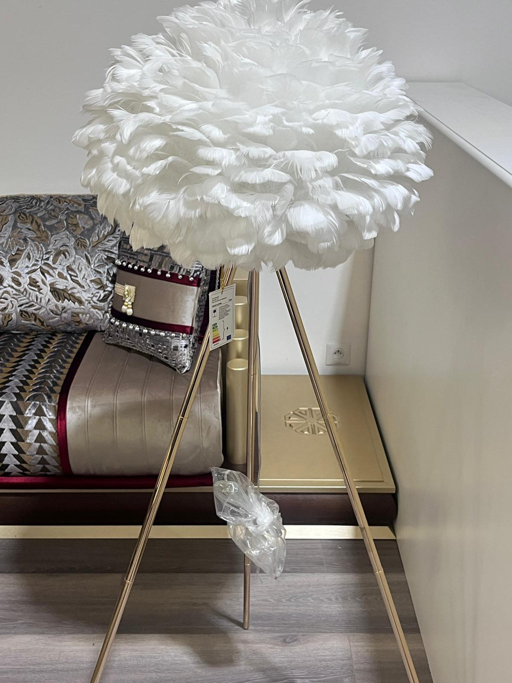 Lampe design à plumes blanches et pied doré