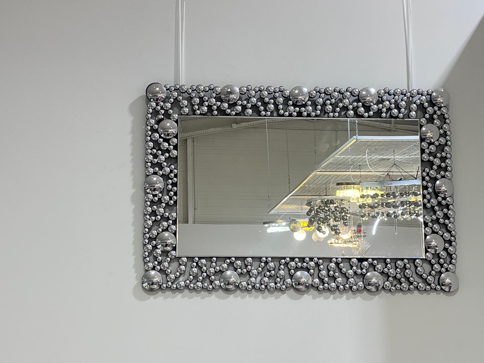 Miroir Mural Argenté à Perles Métalliques