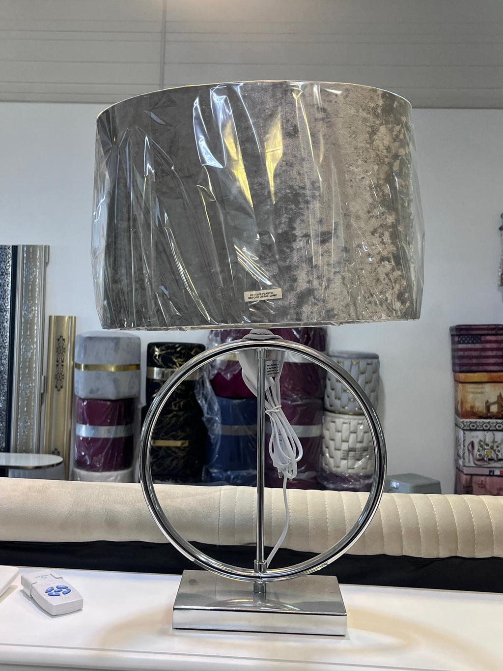 Lampe design cercle chromé – Abat-jour gris argent