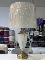Lampe de table en marbre blanc et laiton doré