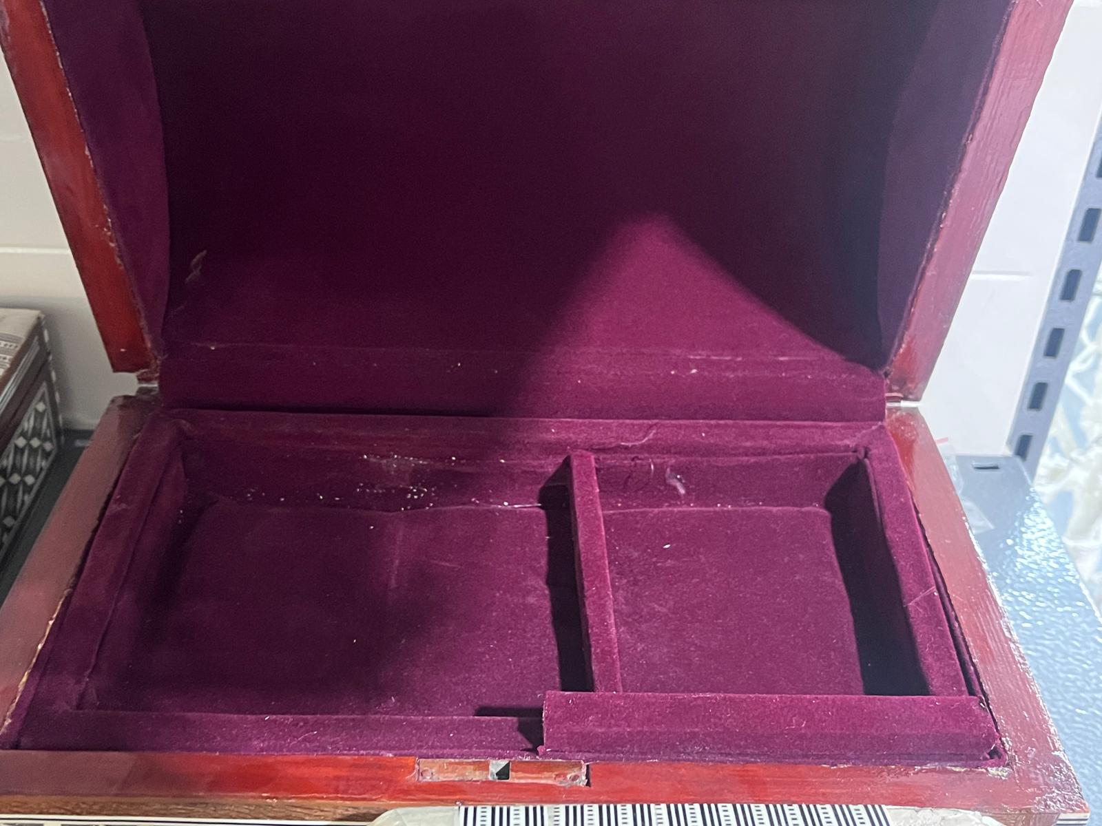 Boîte Souvenir Décorative avec Serrure et Doublure Pourpre