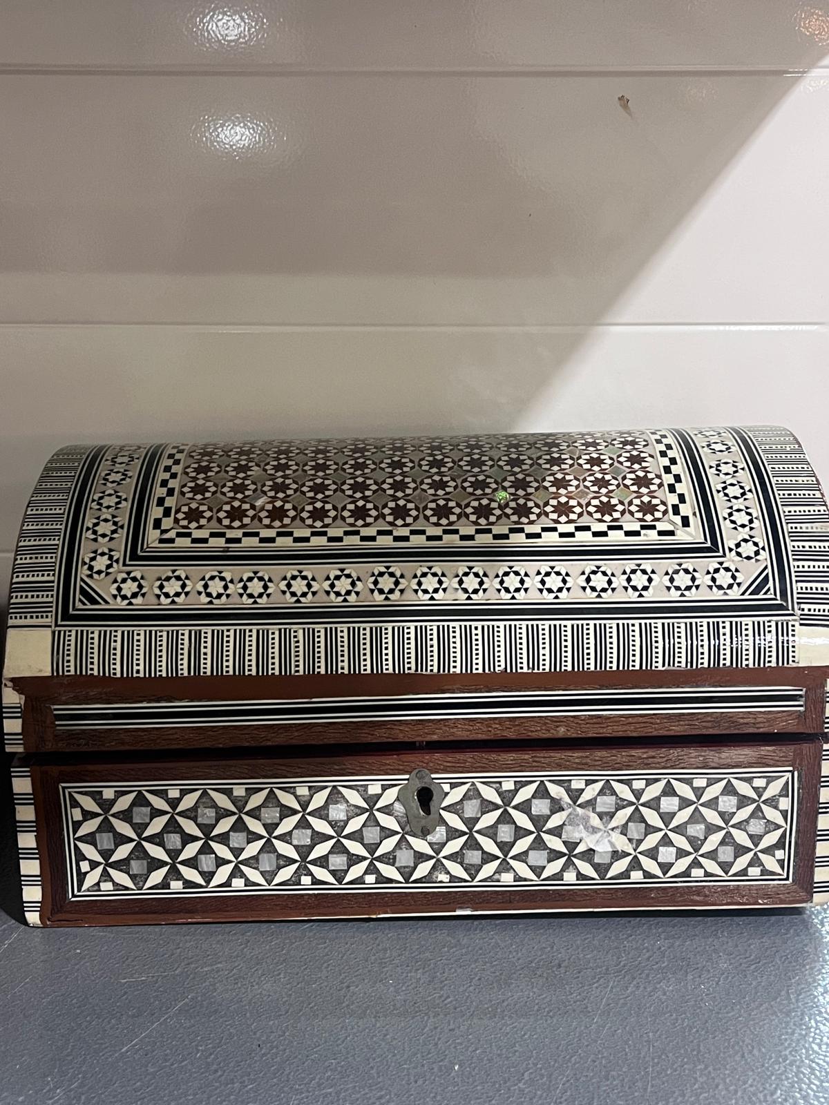 Boîte Souvenir Décorative avec Serrure et Doublure Pourpre